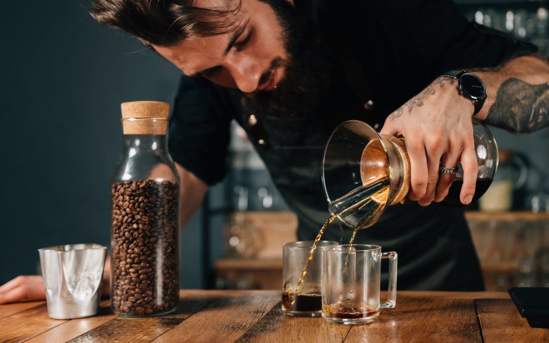 barista-pouring-chemex-coffee-e1651630781848